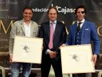 Padilla y Joaquín Sánchez llenan la Fundación Cajasol para el Mano a Mano y hablar de fútbol y toros