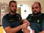 Los agentes de la Guardia Civil que rescataron al bebé