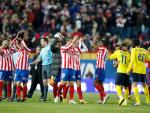 El Atlético frena al Barcelona y da emoción a la lucha por el título