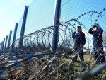 Hungría levanta una segunda valla contra refugiados en su frontera con Serbia