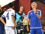 Chelsea coach Jose Mourinho (R) speaks to player C