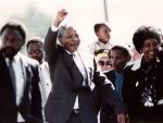 Familia, amigos, políticos y un ex vigilante celebran el vigésimo aniversario de la liberación de Mandela