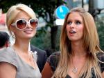 Paris Hilton, que al parecer ha sido demandada por agresión sexual, junto a su hermana.