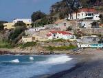 Unas obras en una playa causan la caída del muro de una vivienda en Ceuta