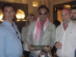 Peralejos de las Truchas consigue entregar personalmente a Bruce Springsteen la placa de Hijo Adoptivo del pueblo