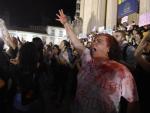 Una de las manifestantes, el pasado viernes noche en Río, contra la violación masiva de la joven.