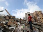 Palestinos recogen sus pertenencias de las ruinas de Gaza