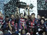 Los jugadores del San Lorenzo levantan el trofeo que les acredita como ganadores de la Copa Libertadores
