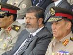 Mursi remodela la cúpula militar y le arrebata sus prerrogativas legislativas