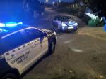 Un coche se fuga de un control de alcoholemia y choca contra el muro de cierre de una vivienda en Salceda (Pontevedra)