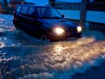 Varias carreteras e inmuebles inundados y suspendidos los actos del carnaval