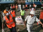 Ascienden a 95 los muertos por el tren siniestrado en India, mientras continúan las labores de rescate