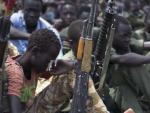 Fotografía que muestra a niños soldados en Sudán del Sur/ AFP