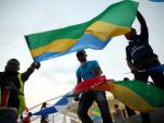 Aficionados muestran la bandera de Gabón durante una visita del PSG en pretemproada