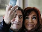 Cristina Kirchner se fotografía con un seguidor / AFP