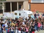 200 estudiantes transforman una caravana en consulta móvil para asistir a refugiados en Grecia