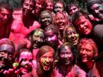 Millones de indios celebran el holi, festival de los colores