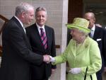 Isabel II y el Sinn Fein sellan la paz con un histórico apretón de manos