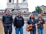 Russell Crowe da un concierto por sorpresa en la escalinata de la plaza de España de Roma