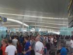 Los controles de seguridad y la huelga de taxis ponen en jaque al Aeropuerto de Barcelona