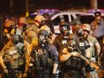 La policía de Ferguson, Missouri, durante la noche del domingo 17 de agosto