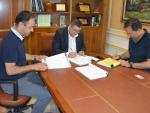 El alcalde de Vélez firma el contrato de las obras de rehabilitación de la Casa de la Viña de Torre del Mar