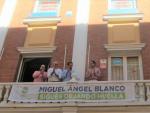 Nuevas Generaciones del PP despliega una pancarta en memoria de Miguel Ángel Blanco en la sede vallisoletana del partido