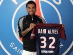 Dani Alves ficha por el PSG "para ganar" títulos