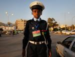 Un niño trabaja como guardia de tráfico en Libia.