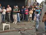 Venezolanos hace cola para recibir ayudas alimentarias básicas.