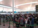 Decenas de pasajeros pierden vuelos por las colas en los filtros del Aeropuerto de Barcelona