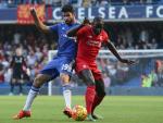 Diego Costa y Mamadou Sakho pelean un balón en el Chelsea-Liverpool / Getty Images