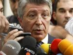 El presidente del Atlético afirma que no van "a negociar con nadie por el Kun"