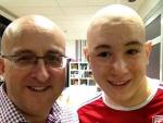 Nigel, junto a su hijo Lewis, enfermo de cáncer. Foto: Twitter