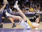 El jugador de los Lakers de Los Ángeles, el español Pau Gasol, celebra un punto ante los Jazz de Utah durante el juego de eliminatorias de la Conferencia Oeste de la NBA que se disputa en Los Ángeles, California (EEUU). EFE