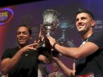 Villa y Adriano ofrecen la Supercopa a los peñistas
