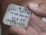 El arqueólogo israelí Yoram Haimi muestra la placa de aluminio en el campo de exterminio Sobibor, al este de Polonia