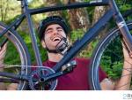 Un joven español recorre 2.600 kilómetros en bicicleta de Suecia a San Sebastián por los huérfanos del ébola en África