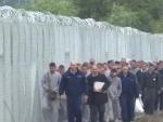 Un grupo de reos de la  cárcel de Szeged levantan la valla de la vergüenza