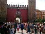 Cs propone ampliar el aforo de visitas al Alcázar, usar la Puerta de la Alcoba y parasoles en la colas