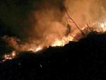 Vara pide que ningún vecino "asuma riesgos personales" en el incendio de la Sierra de Arroyo, que sigue "descontrolado"