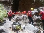 Los bomberos rescatan a dos menores en apuros en la playa de Punta Brava (Tenerife)