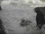 Una pareja es atrapada por una ola