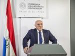 El Gobierno condecora al ministro paraguayo Loizaga por su impulso a la relación con España