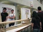 Unos 50 puentes hechos con palos de helado compiten en un concurso de la UMH