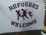 Pancartas dando la bienvenida a los refugiados