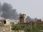 Imagen de archivo de una columna de humo elevándose desde la capital Sanaa tras un bombardeo