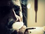 Más de un centenar de expertos aclaran que fumar porros "no tiene nada que ver" con el cannabis terapéutico