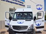 La Diputación colabora con la entidad Amirax con una furgoneta para el transporte de usuarios de la Axarquía
