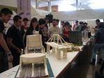 El vencedor del concurso de puentes hechos con palos de helado aguanta una tonelada